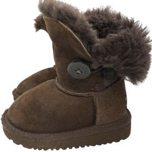 Kids UGG Boots - Size 6